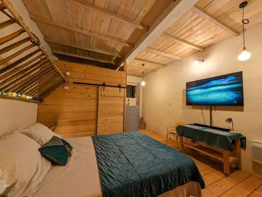 Logement - Studio Independant A Perouges 0*,  France